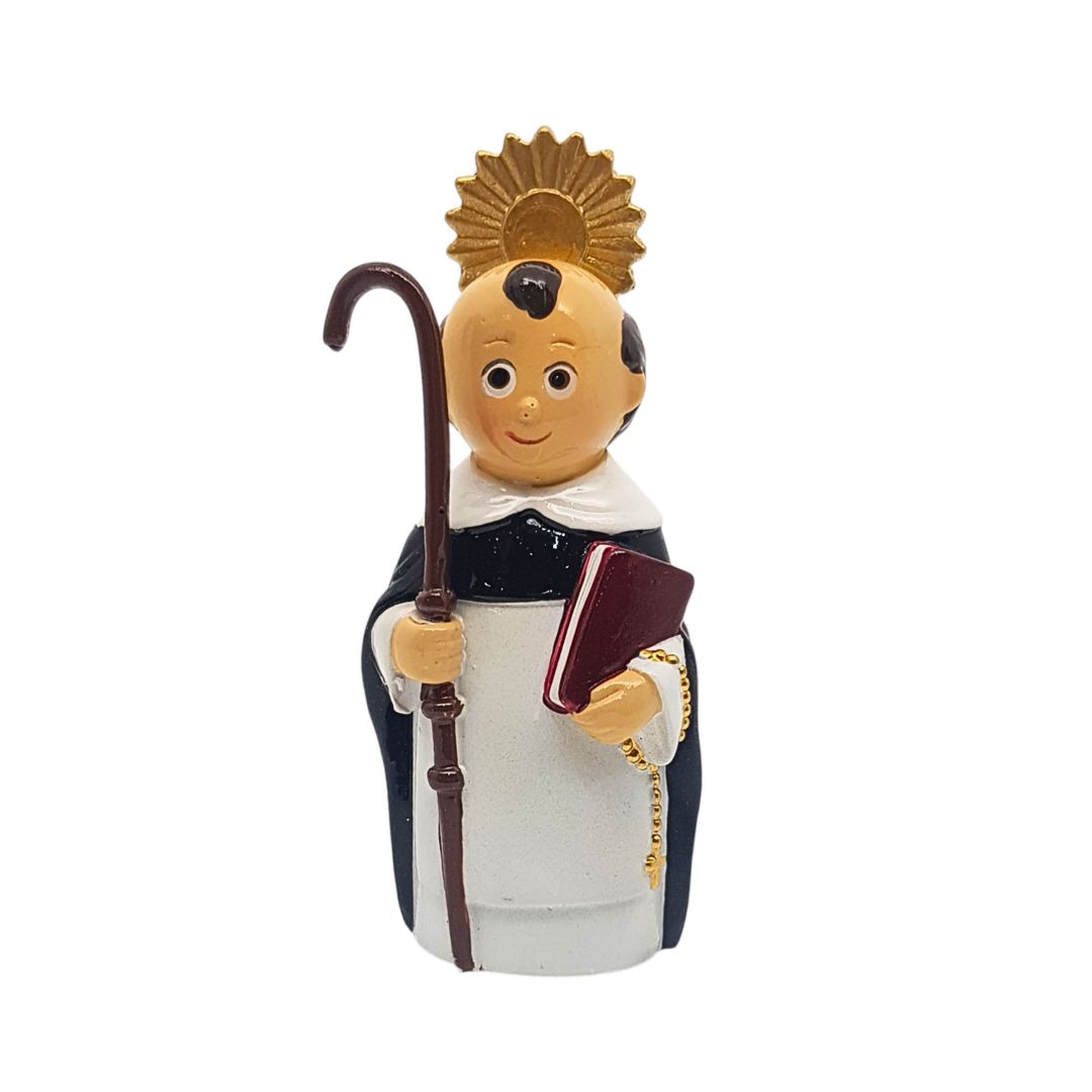 Figura decorativa de santo com túnica preta e branca, cajado castanho, livro vermelho e auréola dourada.