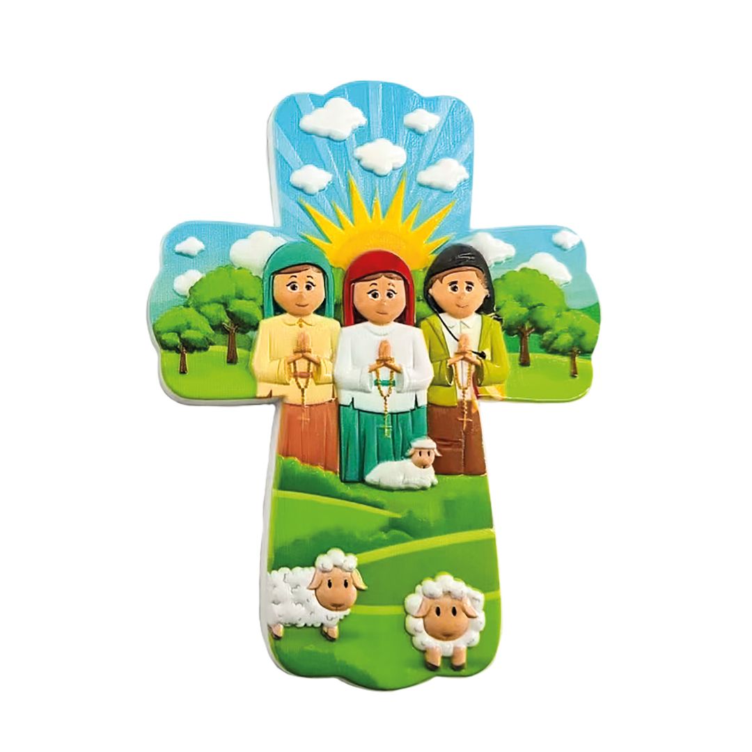 Cruz decorativa pintada com três figuras a rezar e ovelhas num campo verde.
