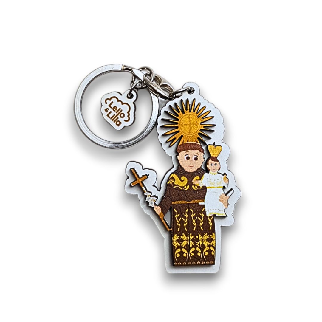 Porta-chaves religioso com figura masculina e pequena figura branca, anexo Melo & Lilia