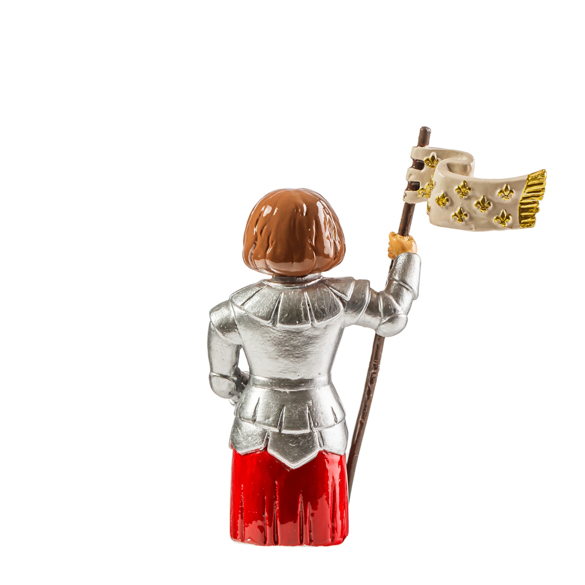 Figurina de cavaleiro com armadura e bandeira vista de costas