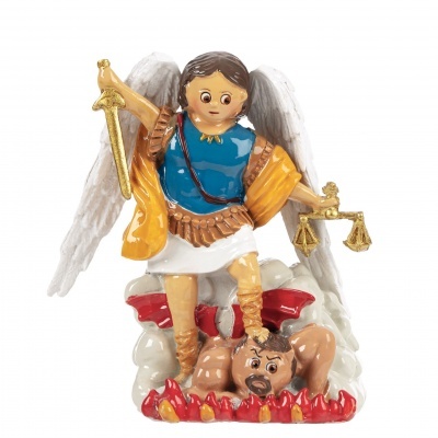 Estatueta de anjo com espada e balança sobre homem em chamas