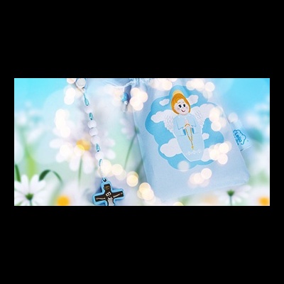 Livro azul com anjo e terço com crucifixo sobre fundo floral