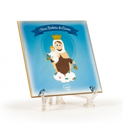 Azulejo azul com imagem estilizada de Nossa Senhora do Carmo e criança, texto Nossa Senhora do Carmo e suporte transparente