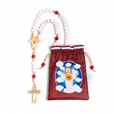 Terço católico com contas brancas e vermelhas, cruz dourada e crucifixo com saco bordô ilustrado