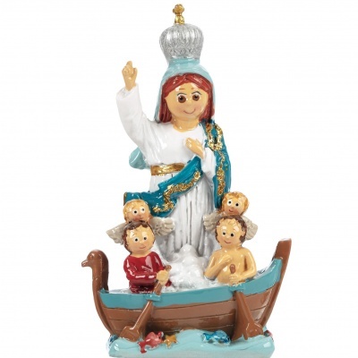 Estátua de Jesus com coroa e três anjinhos num barco