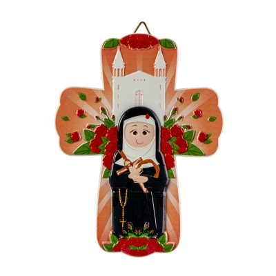 Cruz de madeira decorativa com figura de freira e flores vermelhas