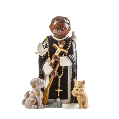 Figurinha religiosa de santo com animais em cerâmica, fundo branco