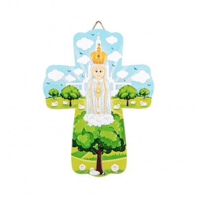 Cruz decorativa em madeira com imagem religiosa de Nossa Senhora e paisagem.
