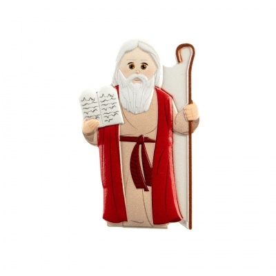 Figura estilizada de Moisés com túnica bege e manto vermelho segurando cajado e tábua.