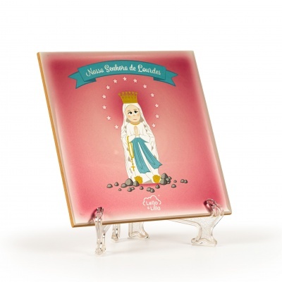 Azulejo decorativo com imagem de Nossa Senhora de Lourdes sobre suporte transparente
