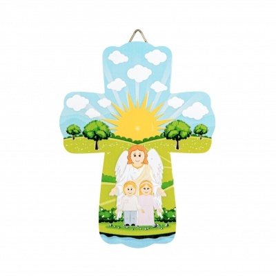 Cruz decorativa em madeira com anjo e crianças num cenário colorido