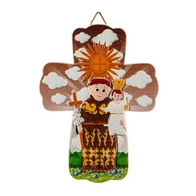 Cruz de madeira decorativa com santo e criança vestida de branco