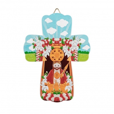 Cruz decorativa de madeira pintada com figura religiosa e flores