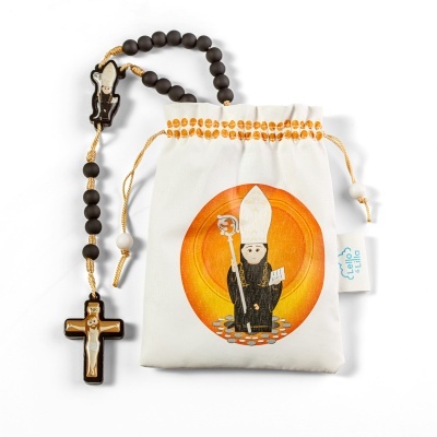 Terço com saco branco decorado com bispo e crucifixo de madeira.