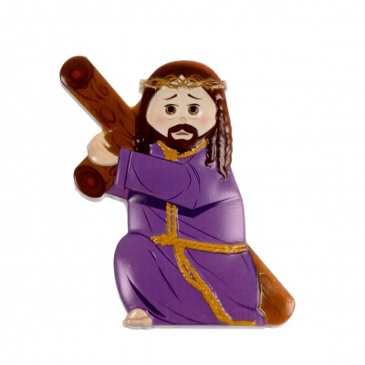 Figura estilizada de Jesus ajoelhado com túnica roxa e cruz