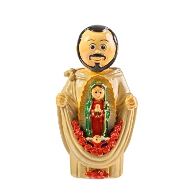 Estatueta religiosa em cerâmica com figura masculina segurando imagem de Nossa Senhora de Guadalupe