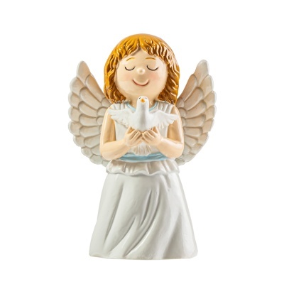 Figurinha de anjo com vestido branco segurando uma pomba branca