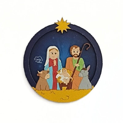 Ilustração de presépio em tecido com figuras de Maria, José, menino Jesus, vaca e burro sobre fundo azul e estrela amarela.
