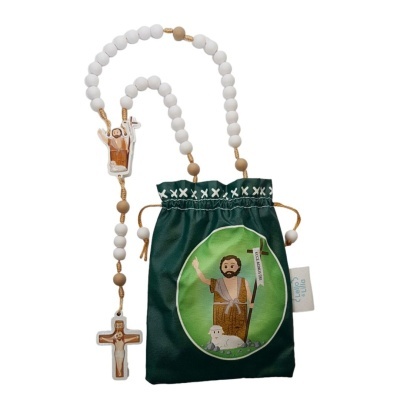 Terço com contas brancas e castanhas, crucifixo e figura de santo em madeira, e saco verde com ilustração de santo.