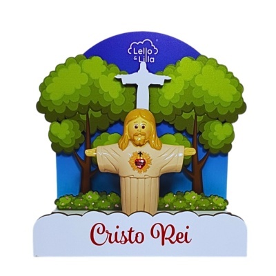 Figura decorativa de Cristo Rei com árvores e céu azul