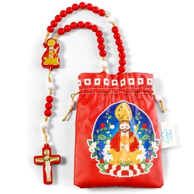 Colar de contas com crucifixo e saco de tecido vermelho com imagem religiosa