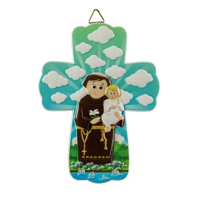 Cruz decorativa em madeira com santo e criança, céu azul e nuvens brancas