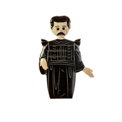 Figura decorativa de homem com roupa preta sobre fundo branco