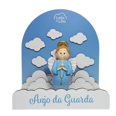 Escultura de anjo azul com terço em base azul com nuvens e texto