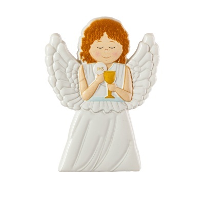 Figura decorativa de anjo com asas brancas e vestido branco, segurando cálice dourado e hóstia com JHS