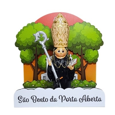 Estátua decorativa de São Bento com mitra dourada, fundo de árvores verdes e texto 