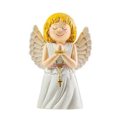 Estatueta de anjo de resina com vestido branco e rosário dourado