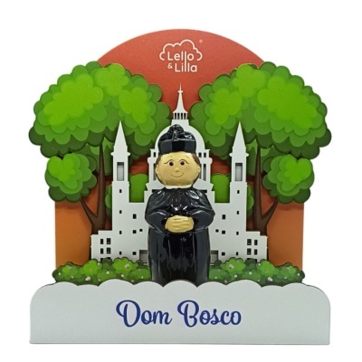 Figura decorativa de Dom Bosco com fundo de árvores e edifício