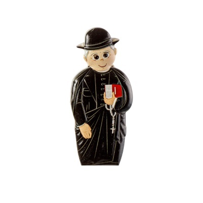 Figura de padre com batina preta e chapéu, segurando livro vermelho e rosário.