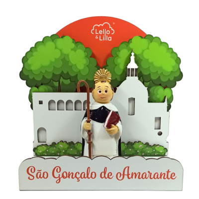 Figura decorativa de São Gonçalo de Amarante em base com texto e fundo com árvores e edifícios
