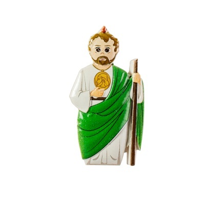 Estatueta de santo em túnica branca e manto verde segurando cajado e moeda dourada