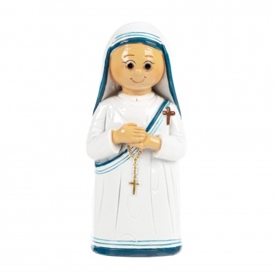 Estatueta de freira com hábito branco e azul segurando terço