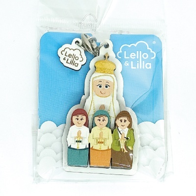 Pingente plástico com figuras religiosas, coroa dourada e embalagem azul.