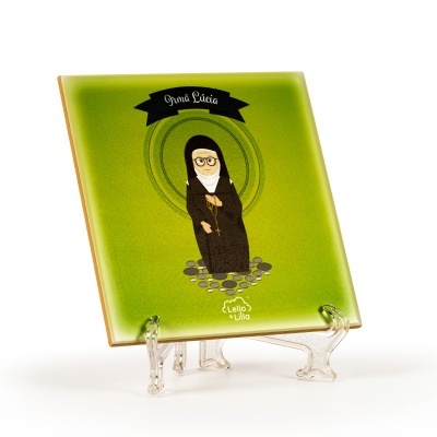 Placa quadrada verde com ilustração da Irmã Lúcia e texto