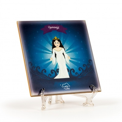 Placa decorativa quadrada com figura feminina de vestido branco e coroa e texto Demanjá