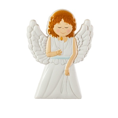 Anjo decorativo branco com asas e vela, cabelo castanho, em fundo branco
