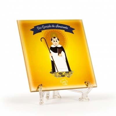 Placa decorativa amarela com imagem de São Gonçalo de Amarante e texto em azul