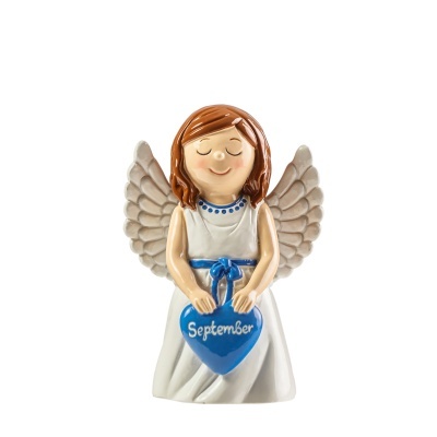 Anjo decorativo branco com asas cinzentas segurando coração azul com texto 'September'