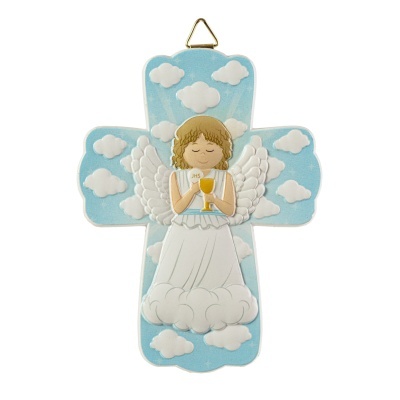 Cruz decorativa azul com anjo branco segurando cálice dourado em relevo