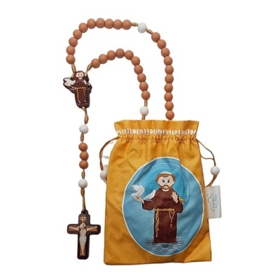 Colar de contas religiosos em madeira com crucifixo e saco amarelo com imagem de santo