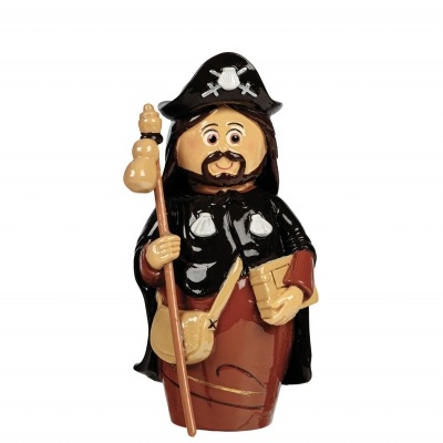 Boneco de cerâmica pintado à mão com chapéu de caveira e ossos, capa preta, túnica vermelha, com cajado e livro.