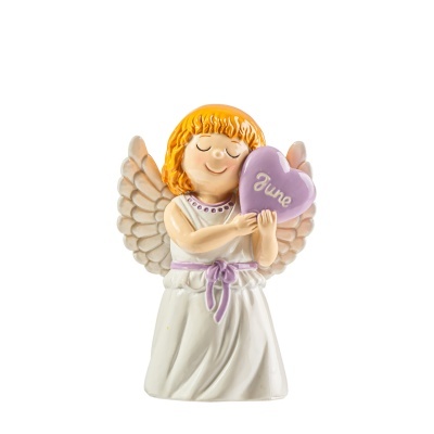 Figura decorativa de anjo com coração onde está escrito June