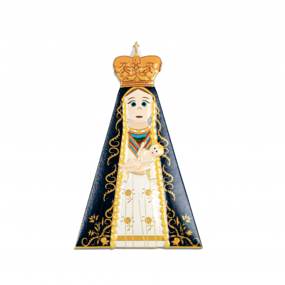 Figura religiosa com coroa dourada e vestido branco e manto preto decorado