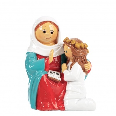 Escultura de duas figuras religiosas coloridas, uma adulta e uma criança ajoelhada