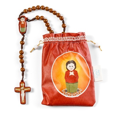 Rosário de contas de madeira com bolsa vermelha desenhada