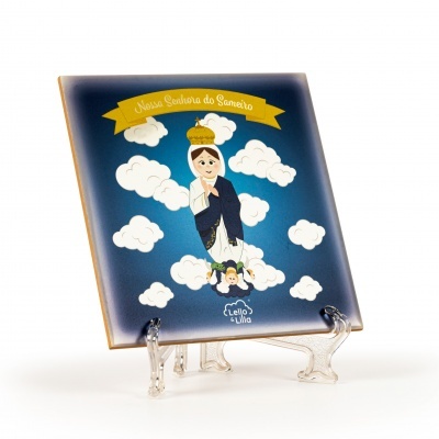 Azulejo decorativo com Nossa Senhora do Sameiro em céu azul e nuvens